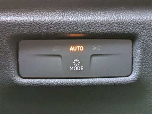 Certified 2025 Volkswagen Tiguan S image 33