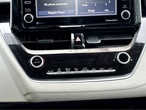 Used 2021 Toyota Corolla LE image 6