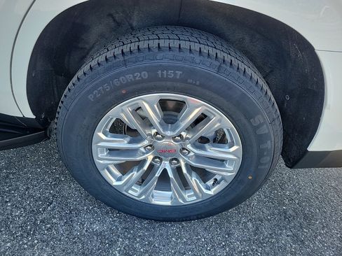 Used 2023 GMC Yukon SLT w/ SLT Premium Package image 9
