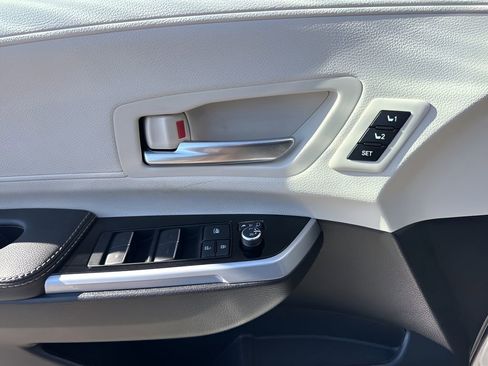 Used 2025 Toyota Sienna Platinum image 29