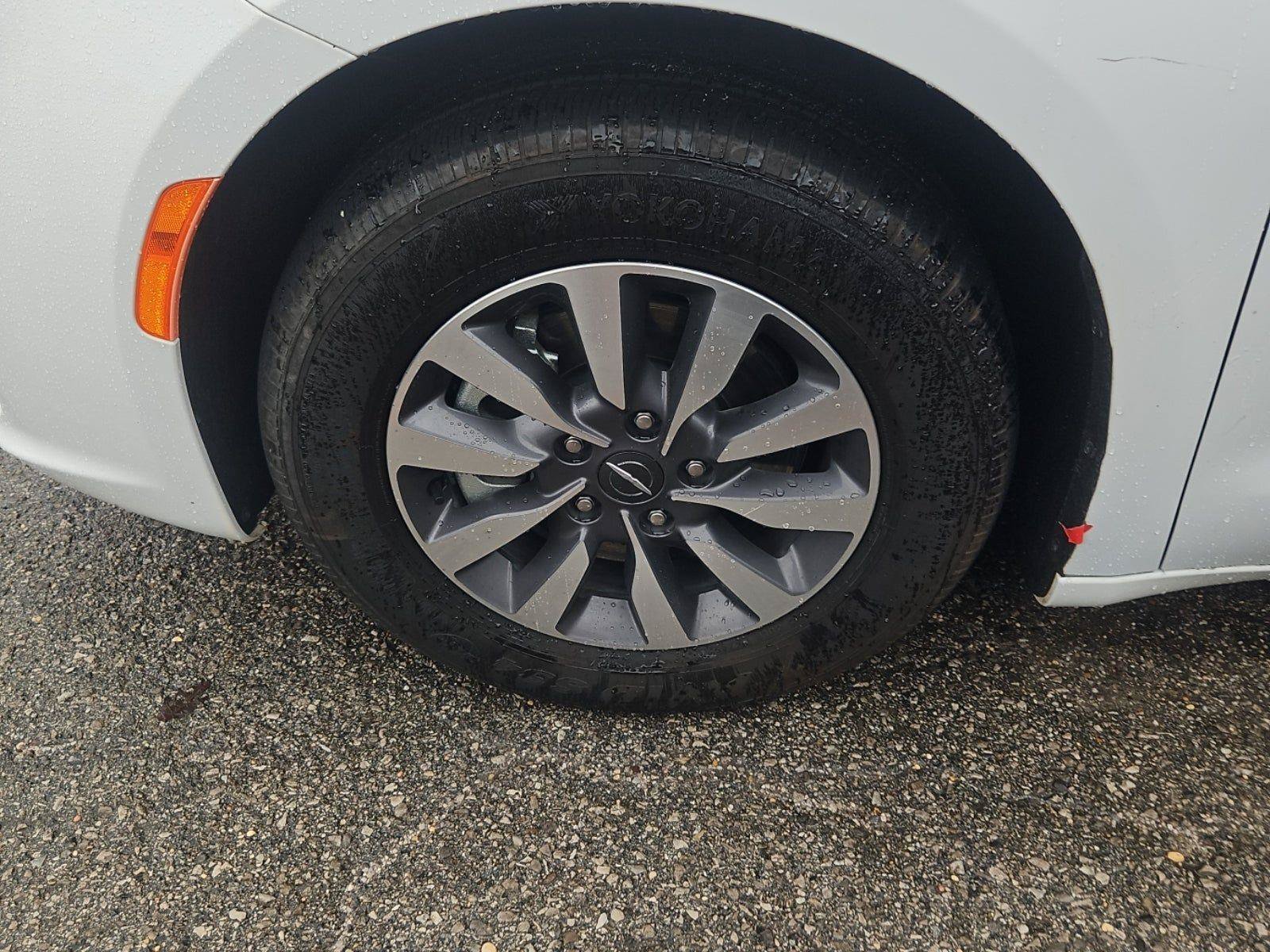 Used 2024 Chrysler Pacifica Limited FWD image 5