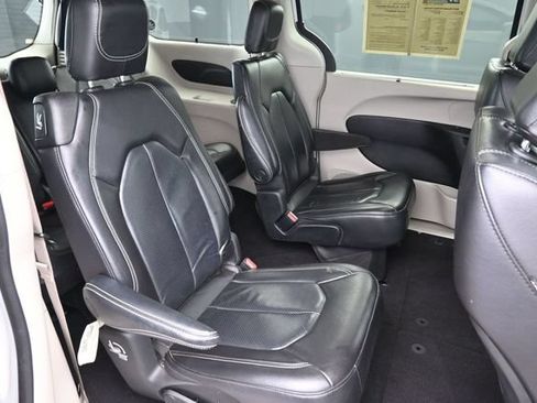 Used 2022 Chrysler Pacifica Touring-L FWD image 28