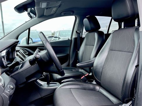 Used 2018 Chevrolet Trax LT w/ LT Convenience Package image 17