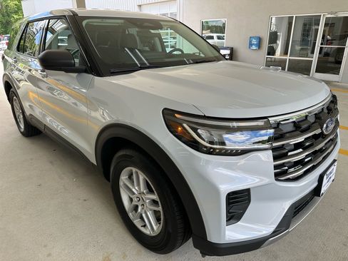 New 2026 Ford Explorer Active RWD image 8