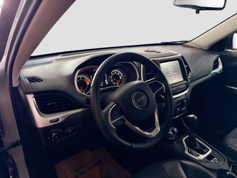 Used 2018 Jeep Cherokee Latitude Plus w/ Cold Weather Group image 10