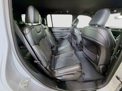 Used 2023 Jeep Grand Cherokee L Laredo image 24