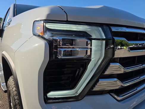 Used 2024 Chevrolet Silverado 2500 High Country w/ High Country Premium Package AWD/4WD image 11