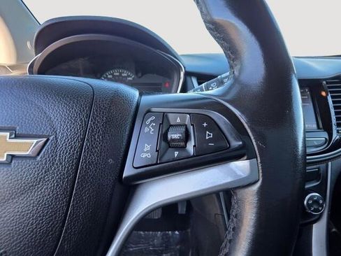 Used 2022 Chevrolet Trax LT w/ LT Convenience Package image 23