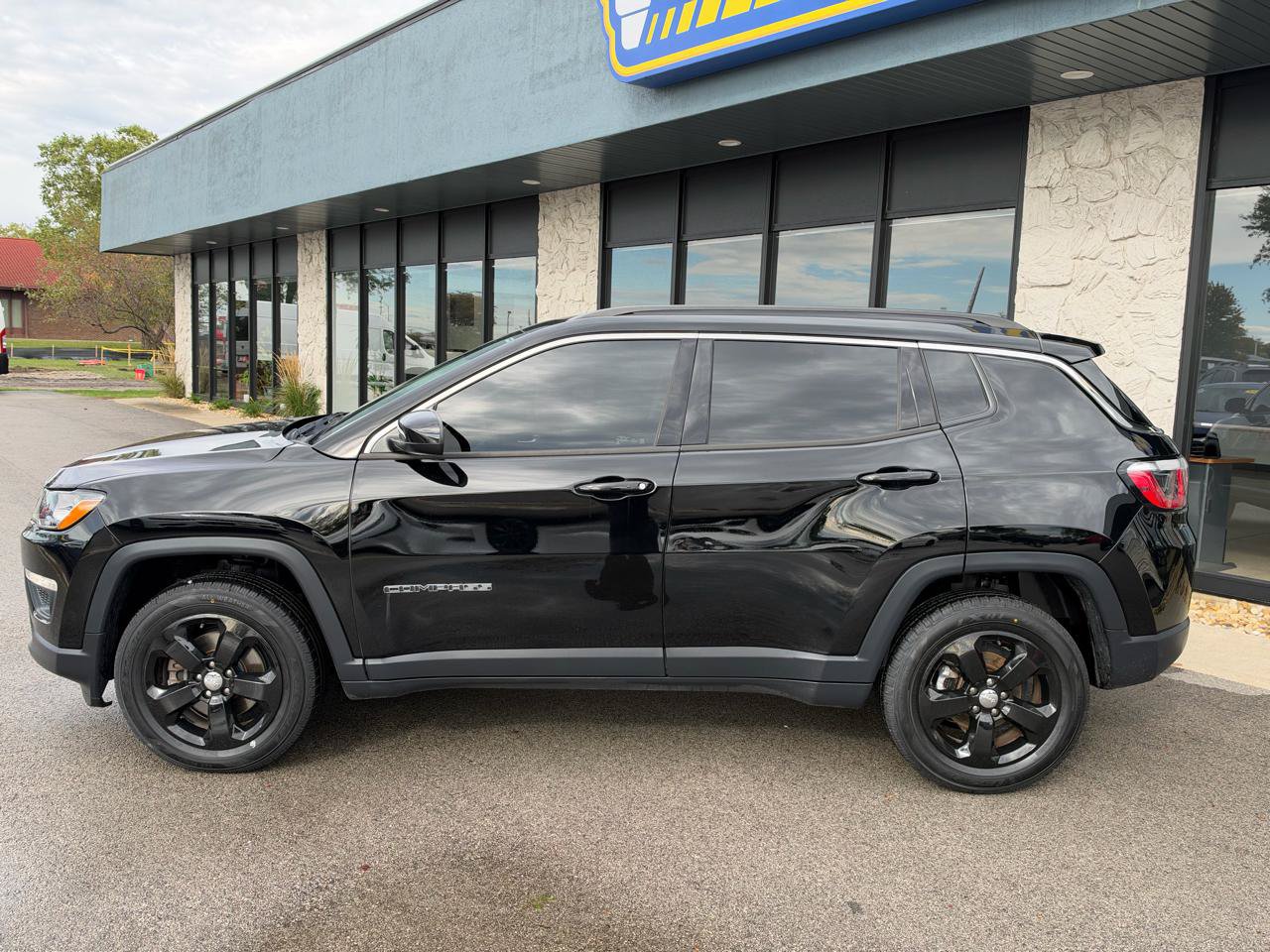 Used 2018 Jeep Compass Latitude w/ Cold Weather Group AWD/4WD image 4