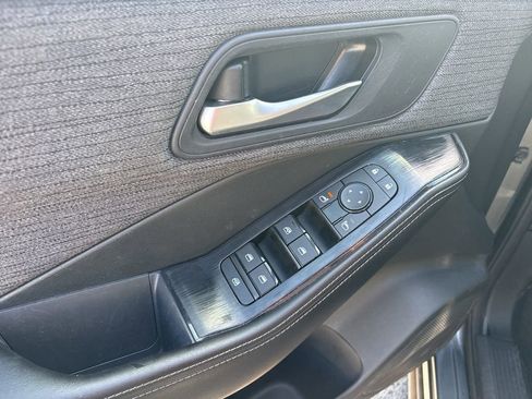 Used 2023 Nissan Rogue SV FWD image 8