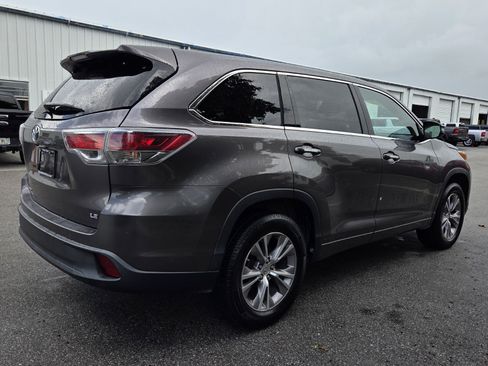 Used 2015 Toyota Highlander Plus FWD image 5