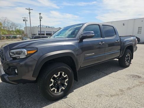 Used 2023 Toyota Tacoma TRD Off-Road w/ Technology Package image 4