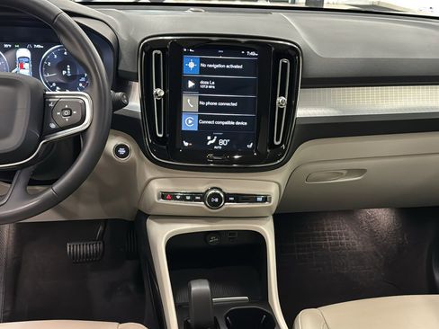 Used 2022 Volvo XC40 T5 Momentum w/ Protection Package image 11