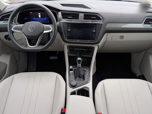 Certified 2022 Volkswagen Tiguan SE w/ Panoramic Sunroof Package AWD/4WD image 10