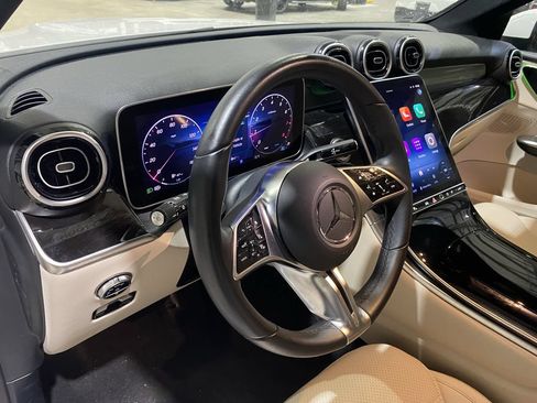 Used 2025 Mercedes-Benz GLC 300 image 3