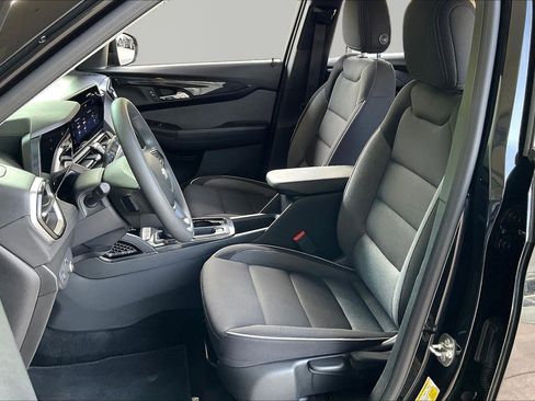 Used 2025 Chevrolet TrailBlazer LT FWD image 19