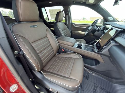 New 2026 GMC Acadia Denali Ultimate w/ LPO, Floor Liner Package AWD/4WD image 16