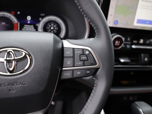 Used 2025 Toyota Highlander XSE image 23