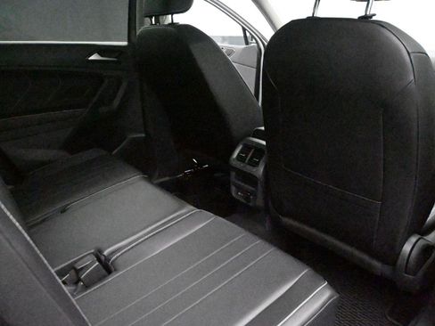 Used 2024 Volkswagen Tiguan SE image 19