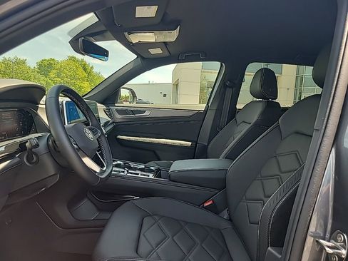 Used 2025 Volkswagen Atlas Cross Sport SE AWD/4WD image 7