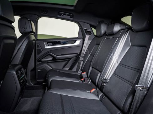 Certified 2024 Porsche Cayenne Coupe image 17