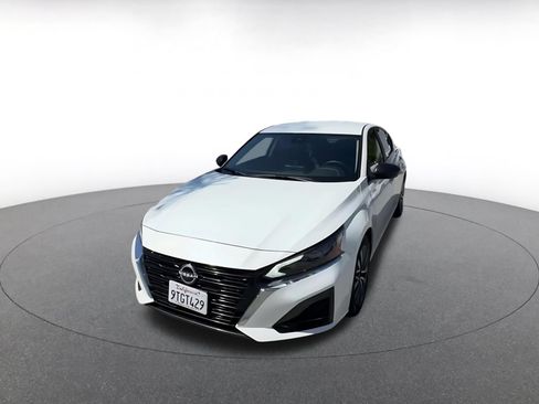 Used 2025 Nissan Altima 2.5 SV FWD image 6