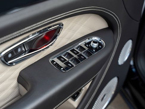 Used 2023 Bentley Bentayga Extended Wheelbase image 17