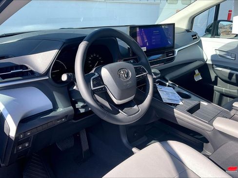 New 2026 Toyota Sienna XLE image 7