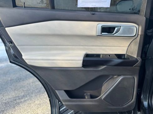 Used 2020 Ford Explorer Platinum w/ Premium Technology Package image 17