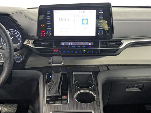 Used 2024 Toyota Sienna Limited image 38