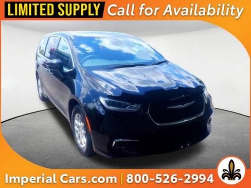 Used 2025 Chrysler Pacifica Select FWD image 1