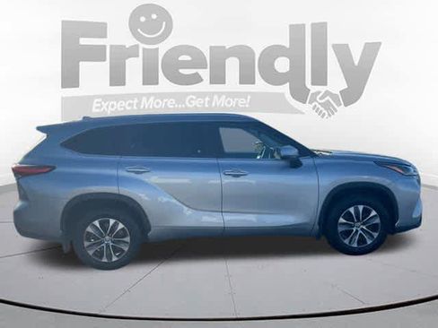 Used 2023 Toyota Highlander XLE image 4
