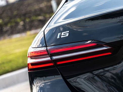 Used 2025 BMW i5 eDrive40i w/ Premium Package image 33