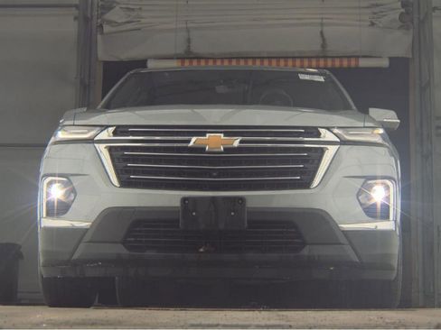 Used 2023 Chevrolet Traverse LT w/ Rear Camera Mirror Package image 3