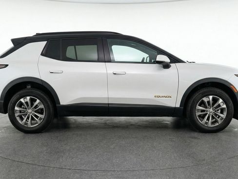 Used 2025 Chevrolet Equinox LT image 11