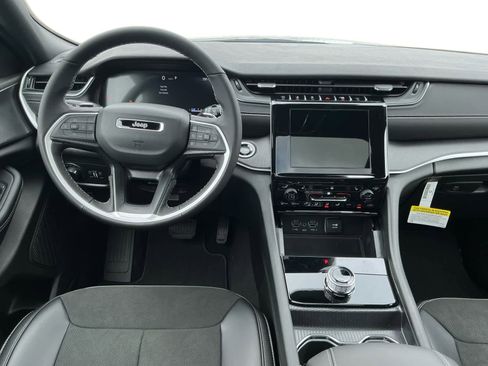 New 2025 Jeep Grand Cherokee Altitude image 11