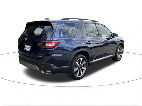 Used 2023 Honda Pilot Touring image 3