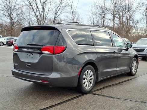 Used 2017 Chrysler Pacifica Touring image 4