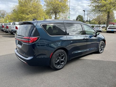 Used 2023 Chrysler Pacifica Touring-L w/ S Appearance Package image 4