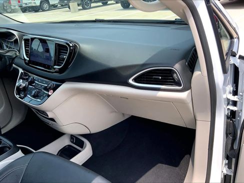 Used 2024 Chrysler Pacifica Touring-L FWD image 18