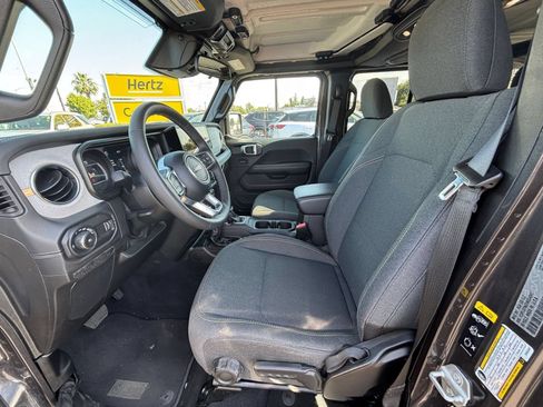 Used 2025 Jeep Wrangler Unlimited Sahara AWD/4WD image 27
