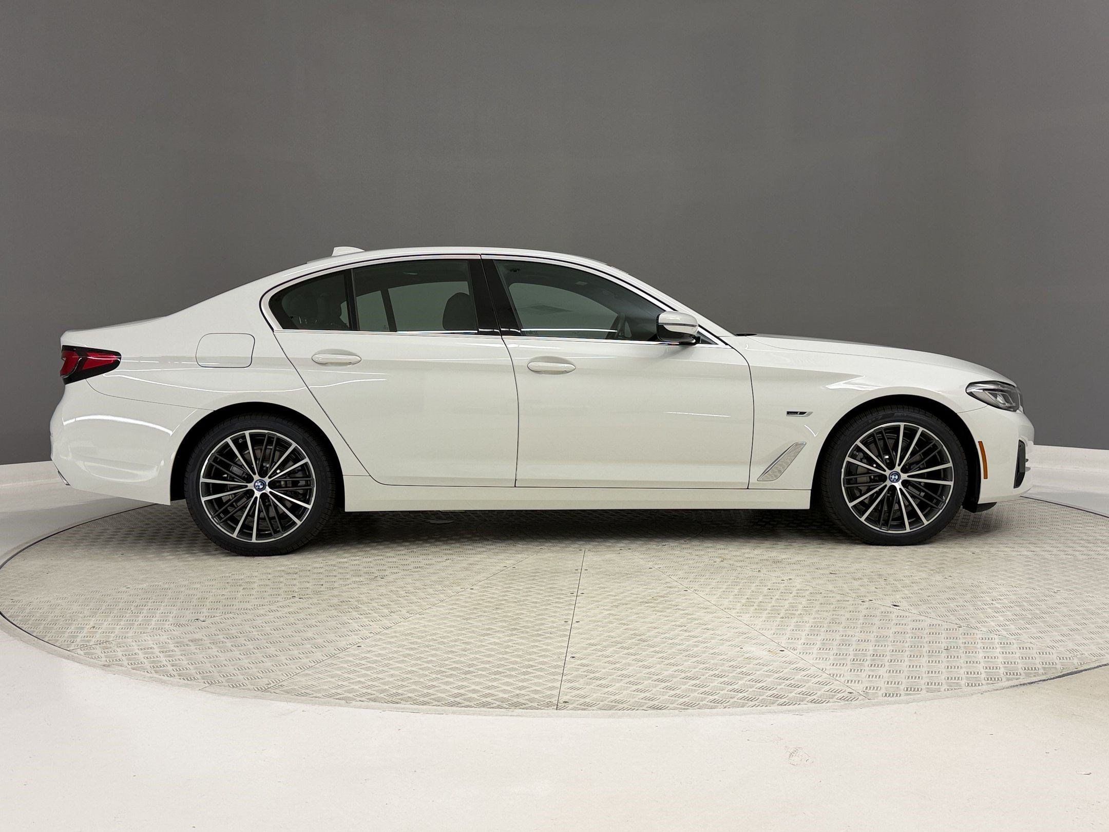 Certified 2023 BMW 530e w/ Convenience Package RWD image 8