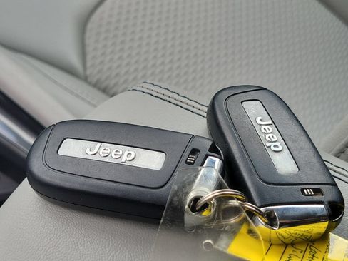 Used 2022 Jeep Compass Latitude FWD image 32