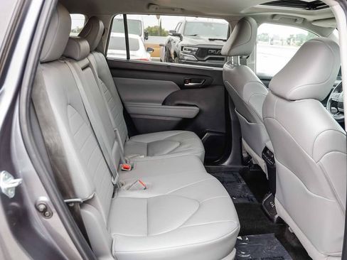 Used 2024 Toyota Highlander XLE AWD/4WD image 20
