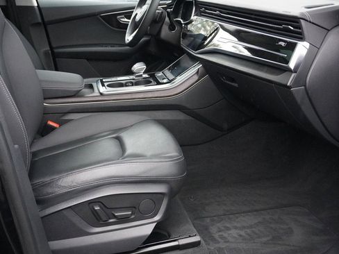 Used 2023 Audi Q8 Premium image 27