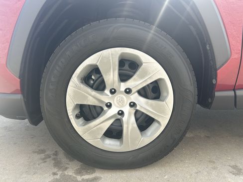 Used 2019 Toyota RAV4 LE AWD/4WD image 11