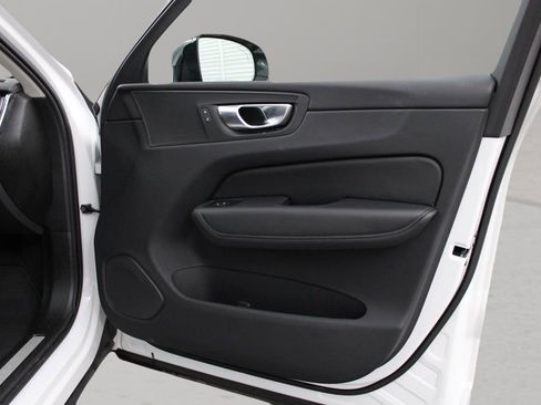 Certified 2025 Volvo XC60 B5 Core image 56