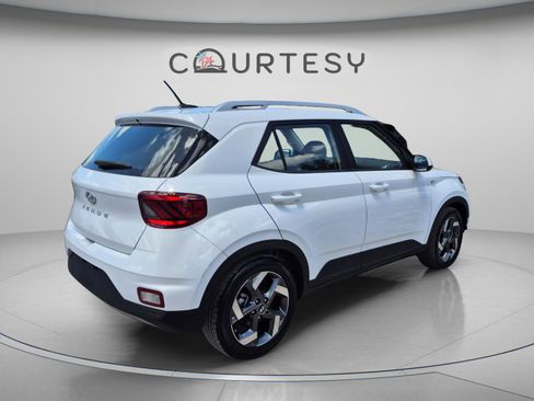 Used 2023 Hyundai Venue SEL FWD image 5