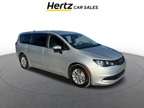 Used 2023 Chrysler Voyager LX image 1