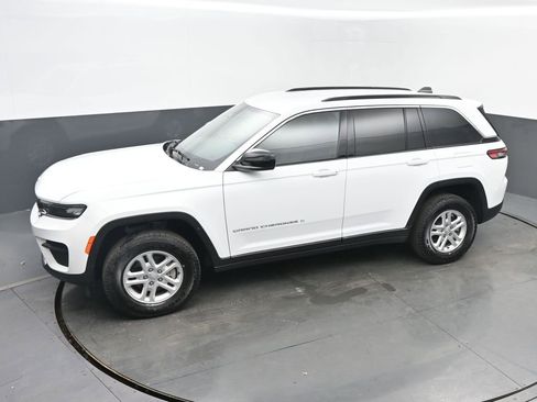 Used 2024 Jeep Grand Cherokee Laredo w/ Luxury Tech Group I AWD/4WD image 37